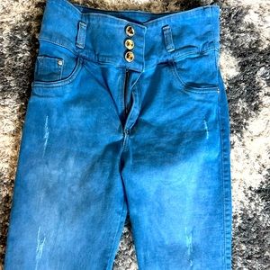 Butt lifting Kiwi jeans.